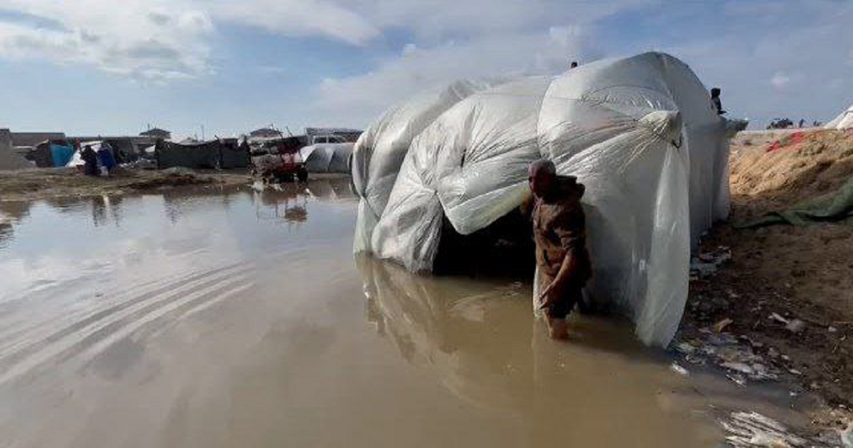 الامطار الغزيرة تتسبب في غرق خيام مئات النازحين في القطاع المدمر